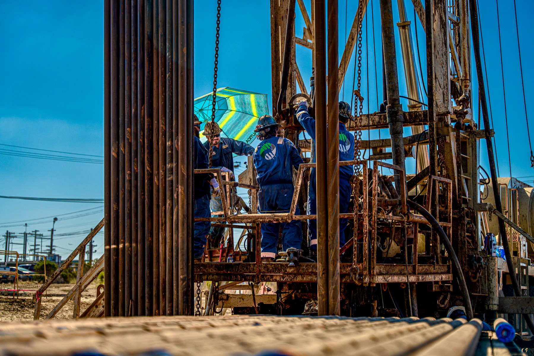 Crew setting a plug on the rig